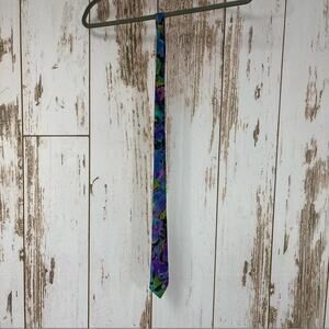 Vintage, Policy, Abstract Tie. 2.25”x 61”. In excellent condition!